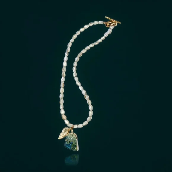 SALE!!Dragon's Vein Agate Pendant with Shell beads and Gold Butterfly Wing Charm - Picture 5 of 7